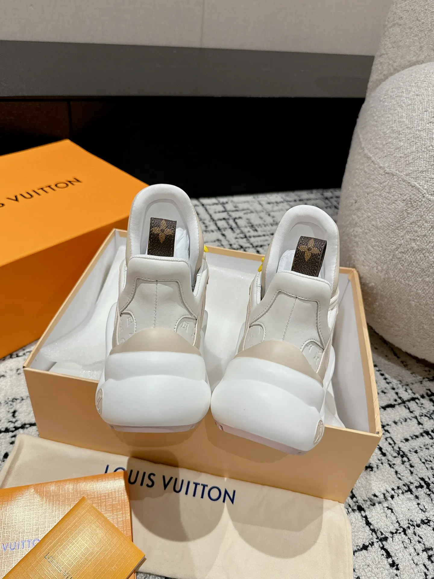 👟👟Ex-factory price 720👟👟 Top version Louis Vuiton·Louis Vuitton 24/ New Chinese Valentine's Day limited edition LV Archlight series arch sole dad shoes casual thick-soled lace-up sneakers Top version 🔝Buy the original version, develop and make goods👍🏻 This LV dad shoe features an eye-catching wavy sole and large tongue. It is equipped with a sporty super-elastic running shoe style rubber outsole, which is very eye-catching. It is also combined with a soft and elastic upper made of a variety of high-tech fabrics, making the upper foot comfortable and soft! ...